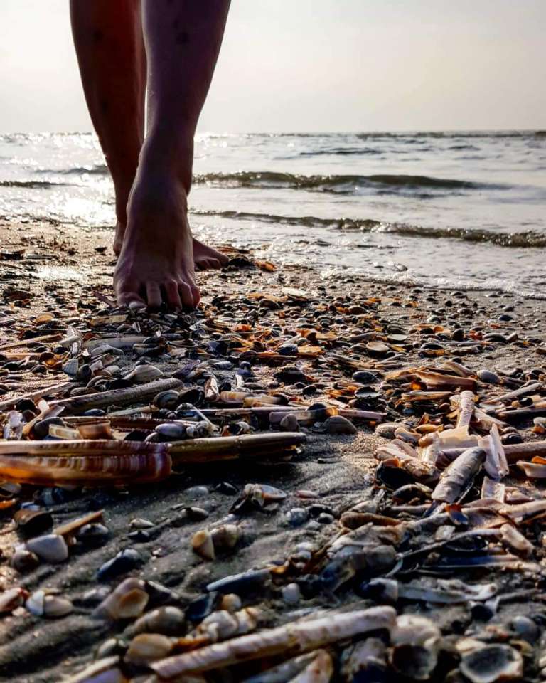 Blote voeten op een kiezelstrand
